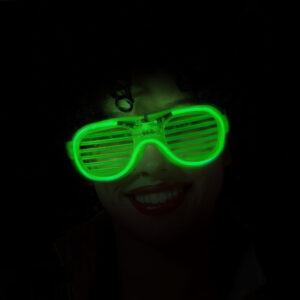 Lunettes de déguisement à grille, de couleur néon vert, au design futuriste et rétro, idéales pour compléter un look festif.