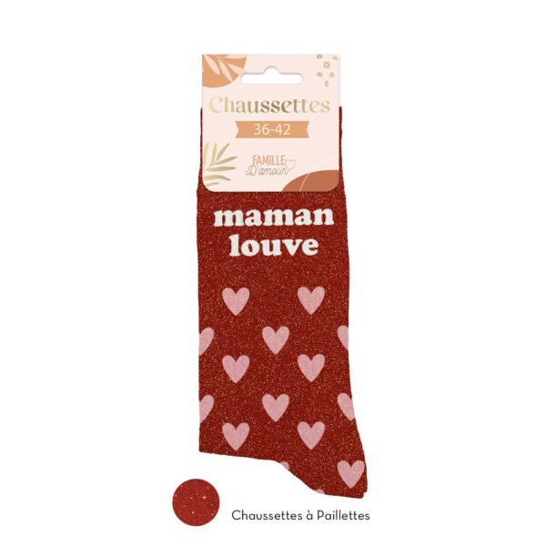 Ces chaussettes rouges avec un motif de cœurs roses