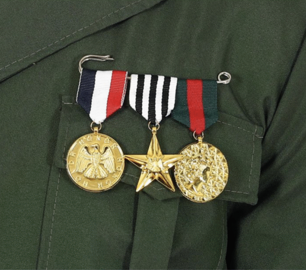 Barette avec médailles militaire accessoire déguisement