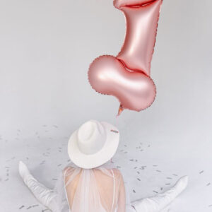 Préparez-vous à une avalanche de fous rires avec notre ballon zizi géant ! Cet accessoire décalé est parfait pour pimenter vos soirées et créer des souvenirs inoubliables. Que ce soit pour une enterrement de vie de jeune fille ou simplement pour une soirée entre amis, ce ballon fera sensation. Alors n'hésitez plus, offrez-vous une bonne dose d'humour avec notre ballon zizi géant !