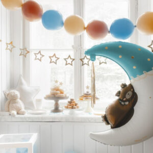 Offrez à votre bébé un voyage dans les étoiles avec notre ballon lune et ourson ! Ce ballon géant et poétique est parfait pour décorer la chambre de votre nouveau-né ou pour célébrer votre baby shower. L'ourson endormi sur sa lune créera une ambiance douce et apaisante, idéale pour accueillir votre bébé dans ce monde. Imaginez les photos que vous pourrez prendre avec ce ballon unique !