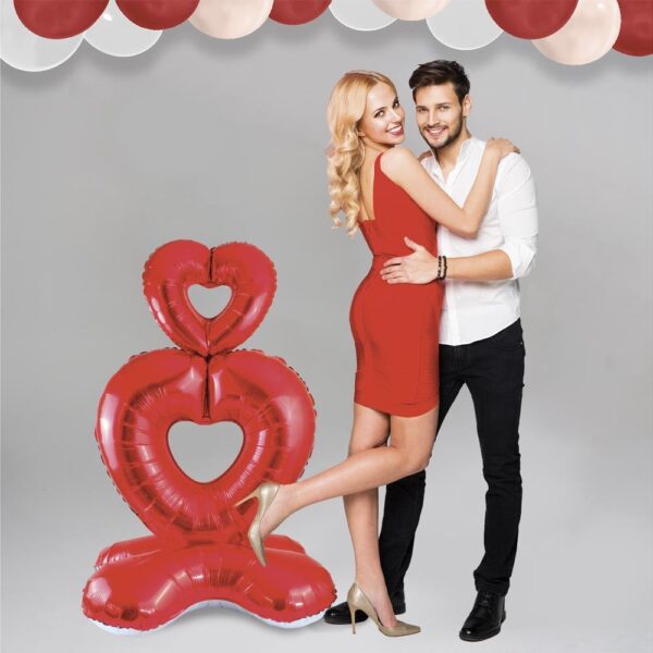 Ballon totem Saint Valentin rouge effet métallisé, 110 cm de hauteur, formant deux cœurs superposés, gonflage à l'air avec paille incluse pour une décoration romantique facile et rapide