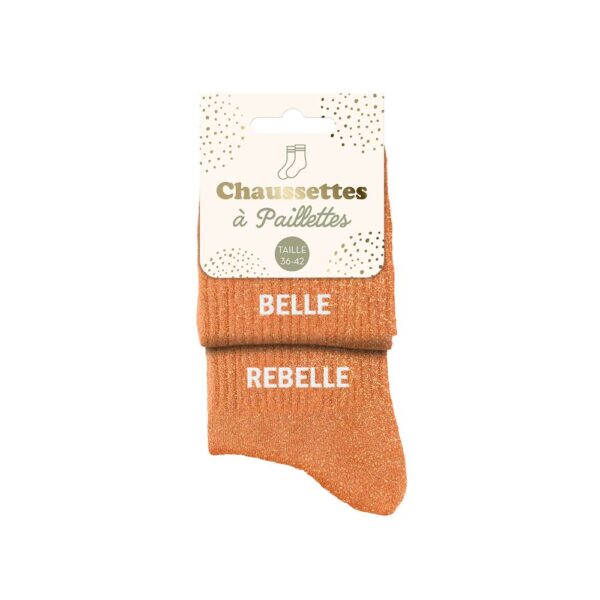 Ces chaussettes dépareillées orange à paillettes avec les mentions "Belle" et "Rebelle" en blanc