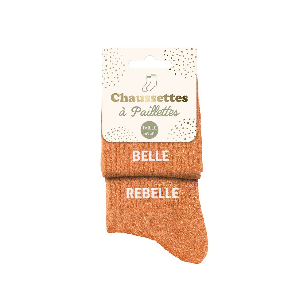Ces chaussettes dépareillées orange à paillettes avec les mentions "Belle" et "Rebelle" en blanc