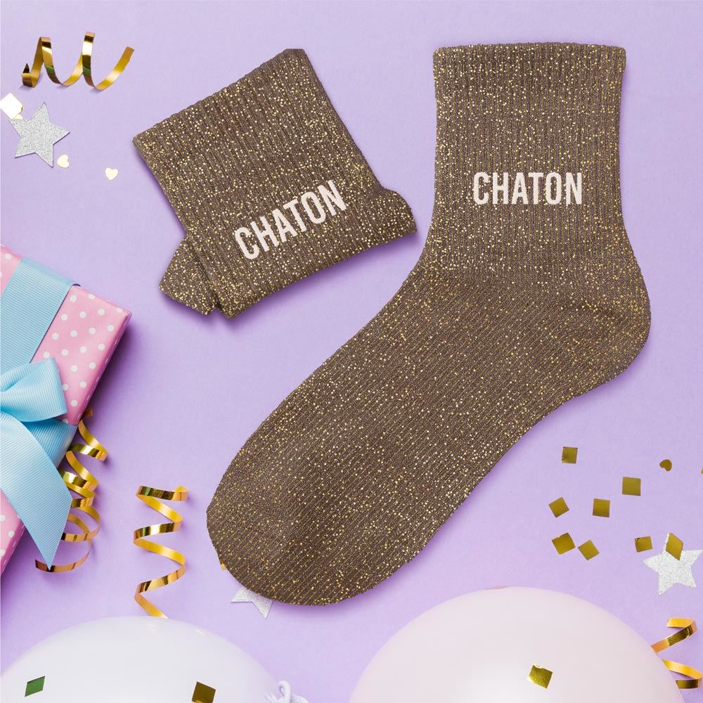 Ces chaussettes marrons à paillettes avec la mention "Chaton