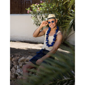 Chapeau Fedora à motifs de palmiers en paille tressée, avec bande noire. Accessoire de déguisement idéal pour une soirée à thème été, un carnaval ou Halloween