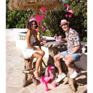 Chapeau Trilby Sparkling Flamants en tissu imprimé flamants roses avec paillettes. Accessoire de déguisement idéal pour une soirée à thème tropical, un carnaval ou Halloween