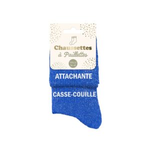 Une paire de chaussettes courtes en coton, parsemées de paillettes bleues scintillantes. L'inscription "Attachante" est brodée sur une chaussette et "Casse-couille" sur l'autre, en blanc.