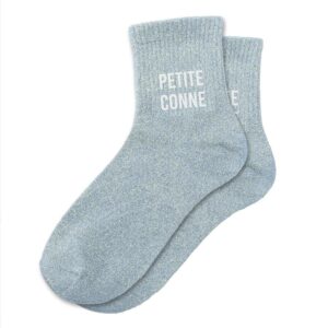 Chaussettes courtes à paillettes grises avec inscription 'Petite Conne', taille unique 36-42, idéales pour un look original, humoristique et décalé.