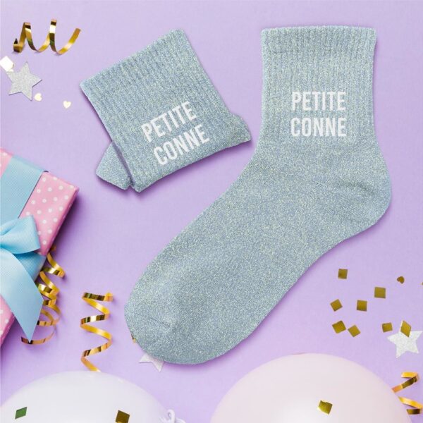 Chaussettes courtes à paillettes grises avec inscription 'Petite Conne', taille unique 36-42, idéales pour un look original, humoristique et décalé.