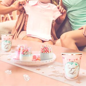 Sublimez votre table de fête avec ce magnifique chemin de table transparent orné de l'inscription "Mon petit bébé" en paillettes dorées