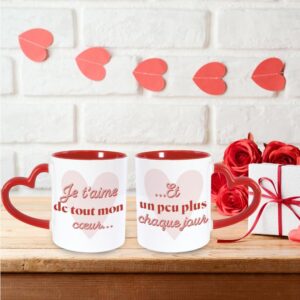 Coffret duo de mugs en céramique blanche avec intérieur et anses rouges, messages 'Je t'aime de tout mon cœur' et 'Et un peu plus chaque jour"