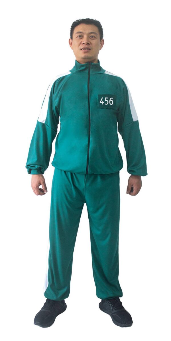 Ce survêtement vert emblématique vous transportera directement dans l'univers de la série à succès Squid Game. Avec son numéro "456" et sa coupe ajustée, vous serez prêt à affronter tous les dangers