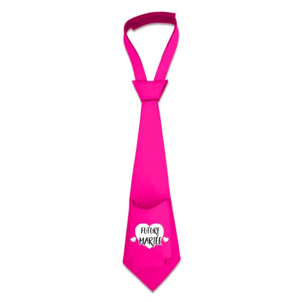 Soyez la reine de la fête avec cette cravate anti-soif rose fluo ! Plus besoin de chercher votre boisson, elle sera toujours à portée de main. Parfaite pour danser, chanter et profiter de chaque instant avec vos amies.