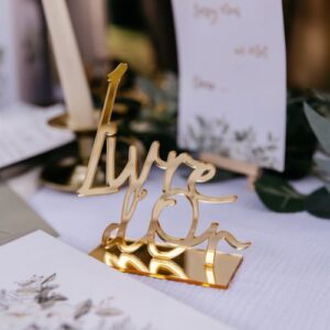 Élégance intemporelle : Sublimez votre livre d'or avec cette décoration dorée