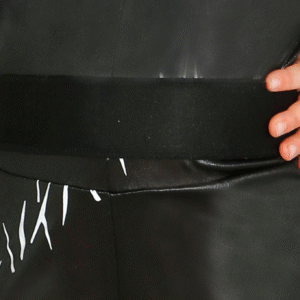 Déguisement Black Kitty enfant comprenant une combinaison noire, une ceinture et un masque avec oreilles de chat, idéal pour les fêtes costumées, Carnaval, Halloween, les spectacles