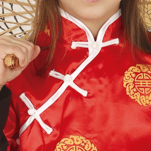 Déguisement de Chinoise enfant comprenant un kimono rouge orné de motifs dorés et une ceinture noire, idéal pour les fêtes d'anniversaire, le Carnaval, le Nouvel An chinois, les spectacles scolaires ou les fêtes à thème asiatique.