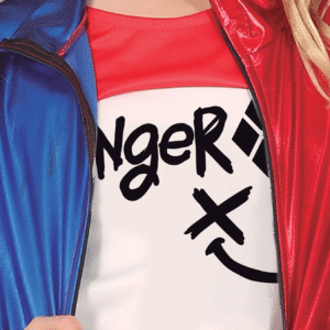 Déguisement Dangerous Girl enfant comprenant un short, un t-shirt et une veste avec des détails contrastés, idéal pour les fêtes costumées, Carnaval, Halloween, les spectacles ou les jeux d'imitation.