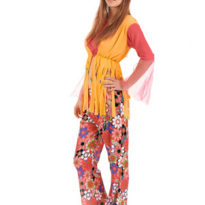 Déguisement de hippie pour femme, comprenant un tee-shirt rose court à manches évasées en résille, un gilet jaune à longues franges perlées, un pantalon élastique à motifs Flower Power et un bandeau rose, idéal pour les soirées à thème années 60/70, Carnaval et les festivals.