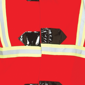 Déguisement de Pompier enfant comprenant une veste et un pantalon rouges et un chapeau, idéal pour les fêtes costumées, le Carnaval, Halloween, les spectacles scolaires, les kermesses ou les jeux d'imitation.