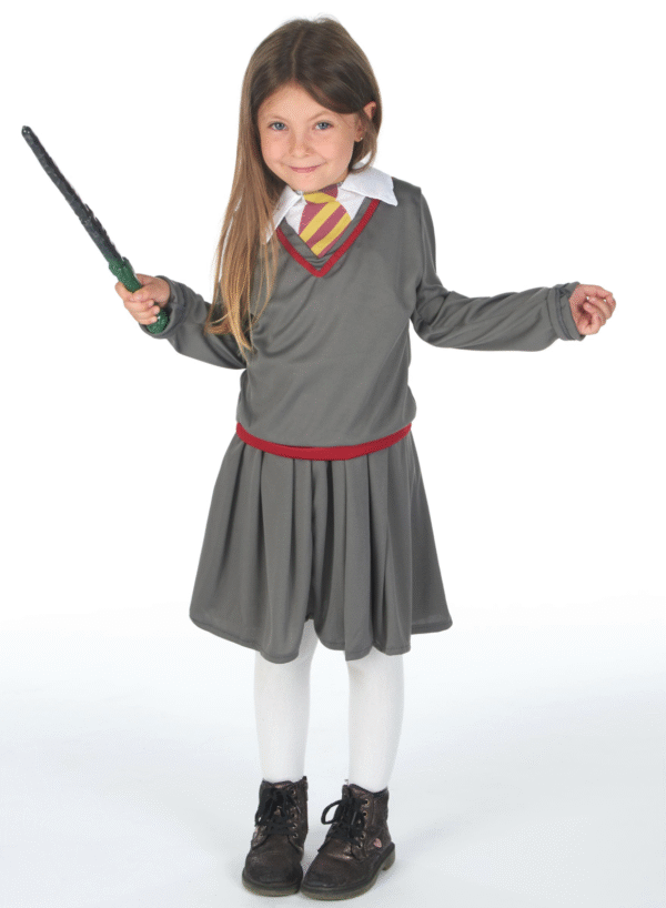 Déguisement d'apprentie sorcière pour fille avec pull gris à faux chemisier et cravate, jupe plissée et écharpe rayée rouge et jaune, idéal pour Carnaval, Halloween, les fêtes d'anniversaire sur le thème de la magie et les spectacles.