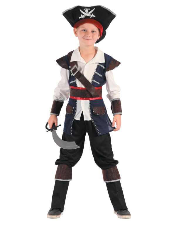 Déguisement de pirate pour garçon, comprenant un haut représentant un chemisier blanc avec veste bleu foncé, épaules et poignets imitation peau et fausse ceinture à scratch, un pantalon noir avec surbottes en feutrine et taille élastique, et un chapeau noir avec bande rouge et tête de mort blanche, idéal pour le Carnaval et les fêtes déguisées
