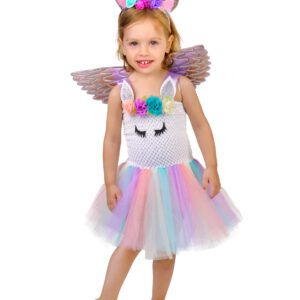 Déguisement de licorne pour fille, comprenant une robe blanche avec haut élastique décoré de fleurs, d'oreilles et de cils, un bas en tulle pastel arc-en-ciel, une paire d'ailes argentées à élastiques et un serre-tête rose orné de fleurs, d'oreilles et d'une corne argentée, idéal pour le Carnaval et les événements déguisés sur le thème des animaux féériques