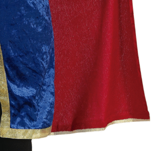 Déguisement de Roi enfant avec tunique bleue ornée d'un écusson, cape rouge, pantalon noir et ceinture, idéal pour les fêtes d'anniversaire, le Carnaval, les spectacles scolaires ou les fêtes médiévales.