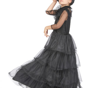 Déguisement gothique pour fille, comprenant une robe longue noire avec volants en tulle, manches mi-courtes transparentes, col en velours, tour de dentelle aux épaules et fermeture velcro à l'arrière, accompagnée d'une barrette à rose noire, idéal pour Halloween et les soirées à thème gothique