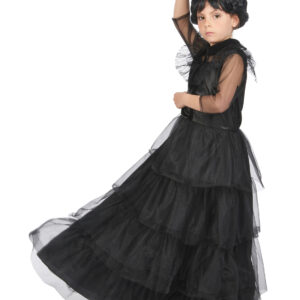 Déguisement gothique pour fille, comprenant une robe longue noire avec volants en tulle, manches mi-courtes transparentes, col en velours, tour de dentelle aux épaules et fermeture velcro à l'arrière, accompagnée d'une barrette à rose noire, idéal pour Halloween et les soirées à thème gothique