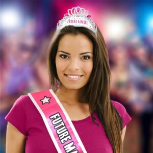 Soyez la reine de votre journée avec ce diadème étincelant. Vous vous sentirez comme une véritable princesse et vous créerez des souvenirs inoubliables.