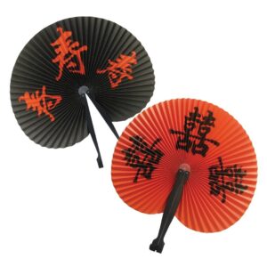 Ajoutez une touche d'élégance orientale à votre décoration avec cet éventail en papier orné de caractères chinois. Parfait pour les amateurs d'art asiatique et les collectionneurs