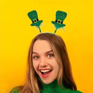Le serre-tête est vert avec 2 chapeaux irlandais sur un ressort.