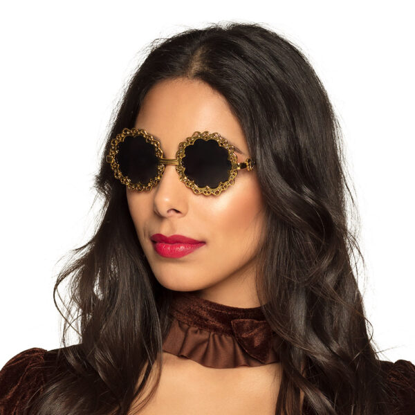 Lunettes Steampunk avec ornements floraux et papillon, montures dorées et verres teintés, idéales pour les déguisements, le cosplay, les conventions Steampunk ou les soirées à thème rétro-futuriste.
