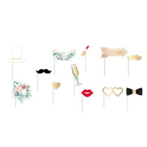 PHOTOBOOTH MARIAGE. Avec une moustache, un chapeau de maitre, des lunettes en cœur accessoires