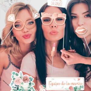 Imaginez-vous et vos amies, parées de vos plus beaux sourires, posant avec les accessoires de notre kit photobooth. Les fous rires seront garantis ! Ce kit est parfait pour créer des souvenirs inoubliables et renforcer les liens d'amitié.