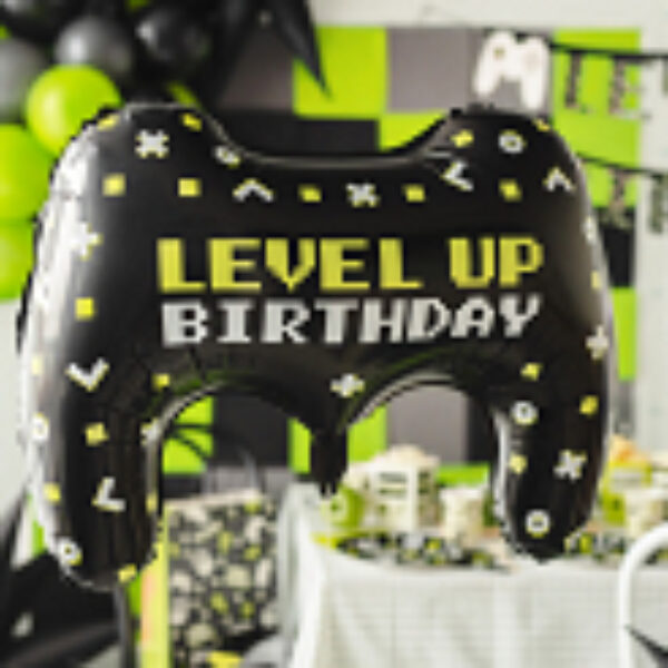 Ballon aluminium Manette, noir avec impression couleur et avec une inscription ''Level up Brithday''