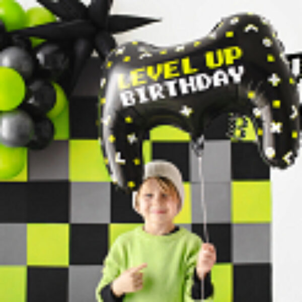 Ballon aluminium Manette, noir avec impression couleur et avec une inscription ''Level up Brithday''
