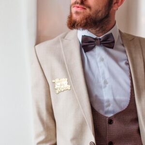 BROCHE TEMOIN DES MARIES. Vous êtes l’heureux témoin du mariage de l’un de vos amis ? Alors, osez briller avec cette broche témoin conçue spécialement pour l’occasion !