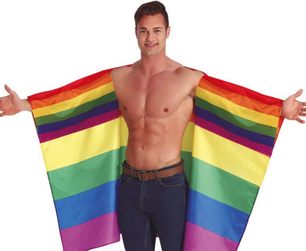 Ce drapeau arc-en-ciel se transforme en cape en un clin d’œil grâce à ses attaches pratiques. Que ce soit pour une parade, une soirée costumée ou juste pour répandre l’amour et la bonne humeur dans la rue, cette cape est un must-have de ta garde-robe festive !
