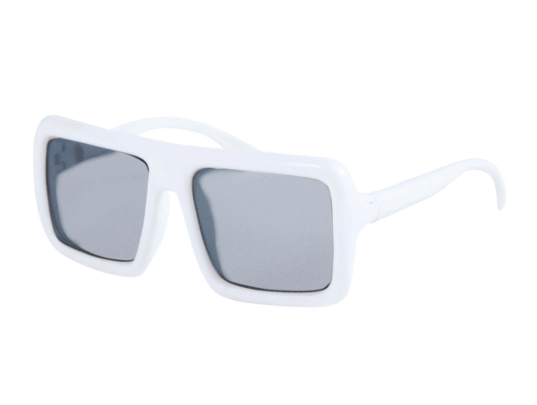 Un look rétro-futuriste avec ces lunettes blanches carrées !