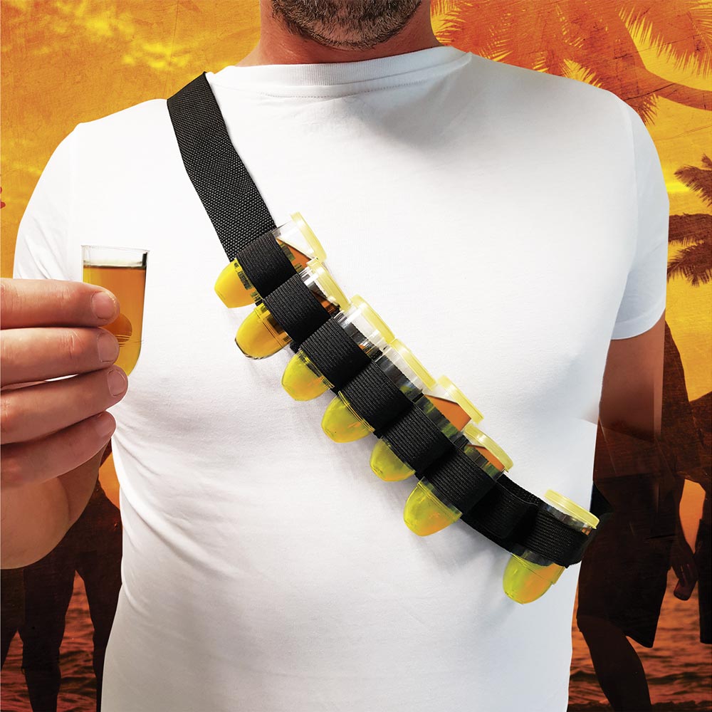 Cette ceinture à verres à shot vous permettront de ne jamais être à court de verres pour vous amuser lors de toutes vos fêtes. Son design en cartouchière fera de vous la star de la soirée !Cette ceinture sera une alliée indispensable de tout bon fêtard ! Gardez vos verres en forme de balles à capuchon à portée de main avec cette ceinture d'un genre tout à fait unique. Elle est vendue avec 8 verres à shot pour ne jamais se retrouver à sec !Voici une idée cadeau spécial apéro pour un anniversaire, une fête ou tout évènement à marquer d'une pierre blanche ! Ambiance garantie avec cet accessoire de déguisement festif. Caractéristiques des ceinture en verres à shotIdéal pour garder son verre à portée de main Accessoire apéritif humoristique Ceinture en cartouchière 8 verres en forme de balle à capuchon S’adapte à la majorité des tailles