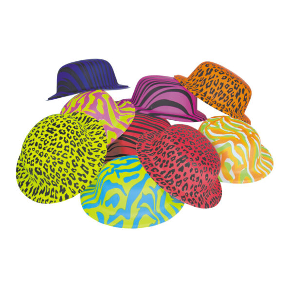 Avec sa forme iconique, le chapeau melon est un symbole de chic et d'audace. Que ce soit pour un déguisement de gentleman, un look rétro ou une soirée à thème, ce chapeau est un incontournable pour ceux qui veulent se démarquer tout en restant classe et sophistiqués