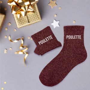 Ces chaussettes, c’est le combo parfait entre chaleur, douceur et éclat. Grâce à leur coupe extensible (du 36 au 42), elles s’adaptent à toutes les poulettes qui veulent briller en toute circonstance. Que ce soit pour une soirée cocooning, une virée en chaussons ou juste pour afficher fièrement votre statut de "Poulette" officielle, elles sont indispensables !