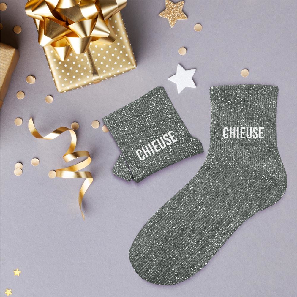 CHAUSSETTES PAILLETTES CHIEUSE. A la recherche d'une paire de chaussettes originale qui tient au chaud ? Notre paire de chaussettes à paillettes "Chieuse" est l'accessoire Mode idéal ! Taille : 36-42