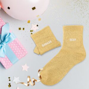 Pourquoi choisir entre être badass ou sexy, quand on peut être les deux ? Avec ces chaussettes à paillettes dépareillées, affichez fièrement votre attitude audacieuse et glamour ! Leur couleur sable scintillante et leurs inscriptions stylées font de cette paire un must-have pour les fashionistas qui n’ont pas froid aux pieds.