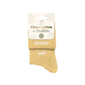 Pourquoi choisir entre être badass ou sexy, quand on peut être les deux ? Avec ces chaussettes à paillettes dépareillées, affichez fièrement votre attitude audacieuse et glamour ! Leur couleur sable scintillante et leurs inscriptions stylées font de cette paire un must-have pour les fashionistas qui n’ont pas froid aux pieds.