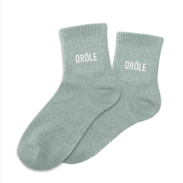 Ces chaussettes à paillettes "Drôle" sont l'alliée idéale pour apporter une dose de glamour et de légèreté à votre hiver. Confortables, chaleureuses et amusantes, elles feront de vos pieds les stars de la saison !