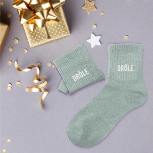 Ces chaussettes à paillettes "Drôle" sont l'alliée idéale pour apporter une dose de glamour et de légèreté à votre hiver. Confortables, chaleureuses et amusantes, elles feront de vos pieds les stars de la saison !