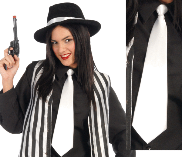 Vous avez une soirée où l'élégance est de rigueur, mais vous avez une fâcheuse tendance à collectionner les catastrophes culinaires sur votre chemise ? Notre cravate blanche est là pour vous sauver (enfin, votre look, pas forcément votre aptitude à jongler avec les amuse-bouches). Affichez un style impeccable sans stress. Attention, ne garantit pas l'immunité contre les éclaboussures de mojito !